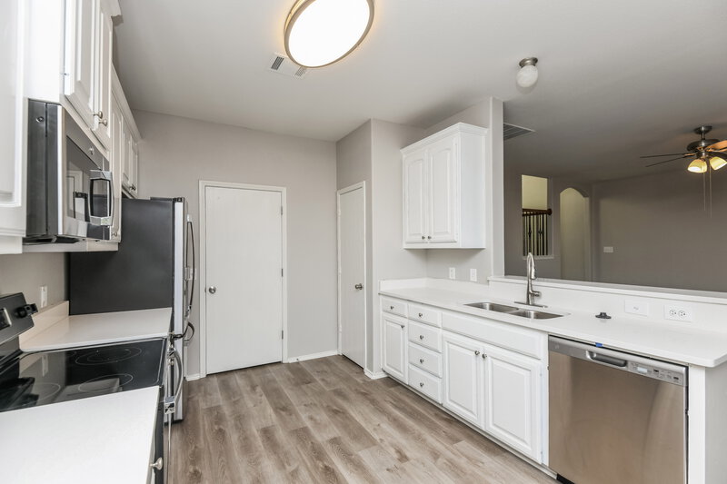 2,175/Mo, 5704 Parkview Hills Ln Fort Worth, TX 76179 Kitchen View 2