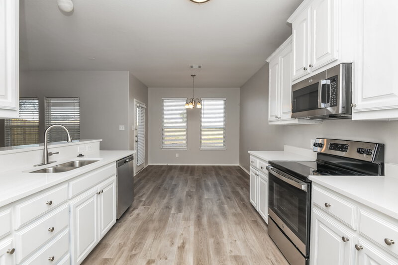 2,175/Mo, 5704 Parkview Hills Ln Fort Worth, TX 76179 Kitchen View 3
