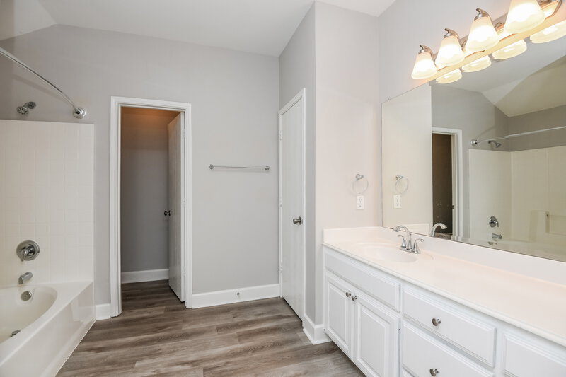 2,175/Mo, 5704 Parkview Hills Ln Fort Worth, TX 76179 Main Bathroom View