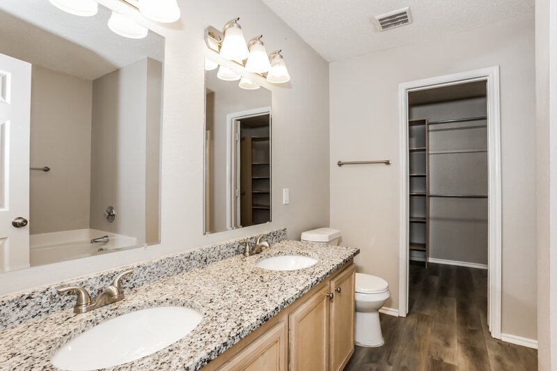 2,210/Mo, 1824 Lariat Dr Justin, TX 76247 Main Bathroom View