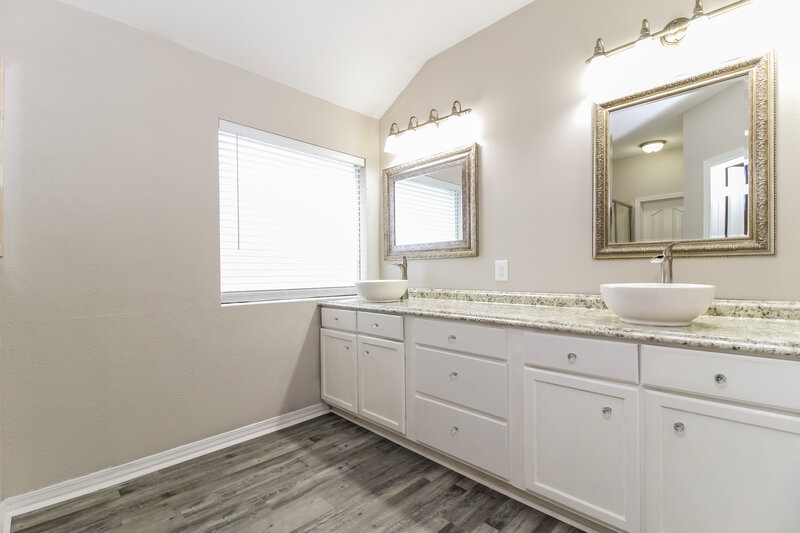 2,445/Mo, 5912 Hillview Dr Watauga, TX 76148 Main Bathroom View