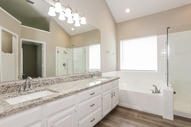 2,390/Mo, 1511 Curtis Ln Cedar Hill, TX 75104 Main Bathroom View