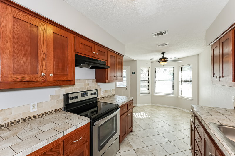2,040/Mo, 608 Reed St Roanoke, TX 76262 Kitchen View 2