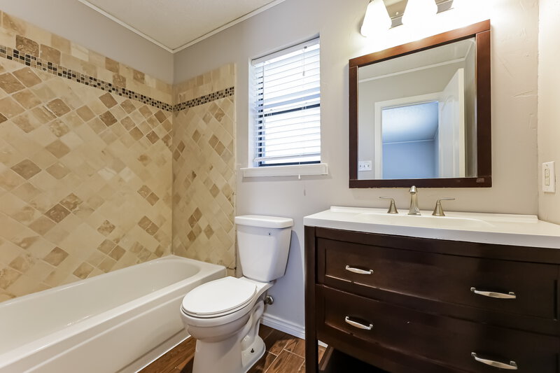 2,040/Mo, 608 Reed St Roanoke, TX 76262 Main Bathroom View