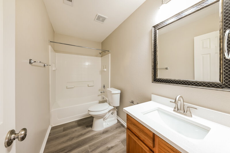 2,175/Mo, 1167 Tomahawk Dr Dallas, TX 75253 Main Bathroom View