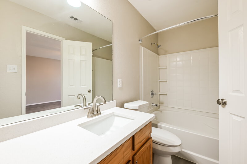 2,175/Mo, 1167 Tomahawk Dr Dallas, TX 75253 Bathroom View