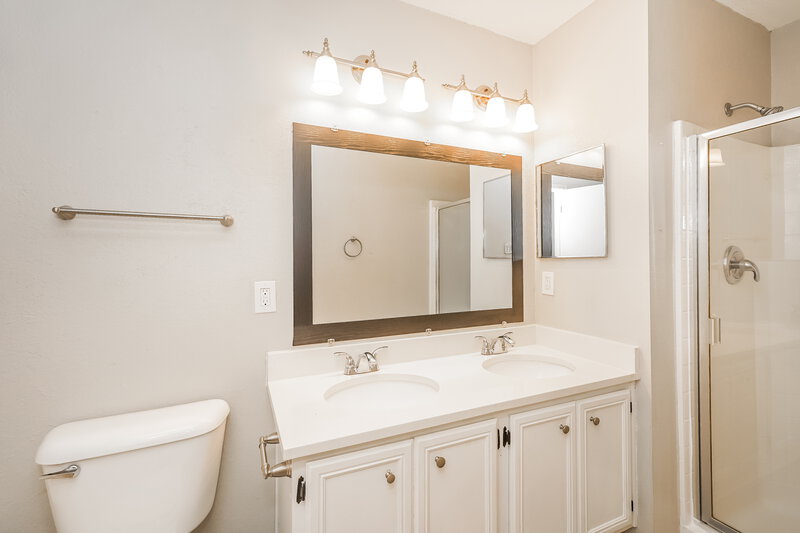 2,230/Mo, 2931 Volturno Dr Grand Prairie, TX 75052 Main Bathroom View