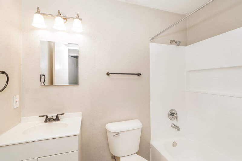 2,230/Mo, 2931 Volturno Dr Grand Prairie, TX 75052 Bathroom View