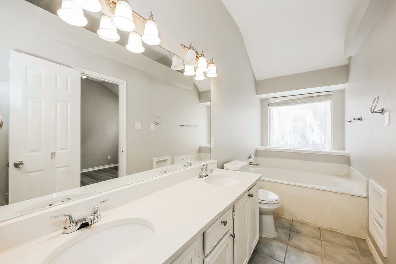 2,090/Mo, 9097 Elbe Trl Fort Worth, TX 76118 Main Bathroom View
