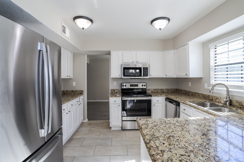2,545/Mo, 2514 Edinburgh St Arlington, TX 76018 Kitchen View