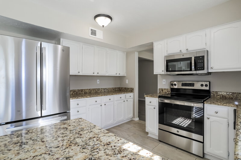 2,545/Mo, 2514 Edinburgh St Arlington, TX 76018 Kitchen View 2