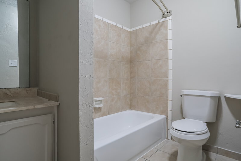 2,545/Mo, 2514 Edinburgh St Arlington, TX 76018 Main Bathroom View