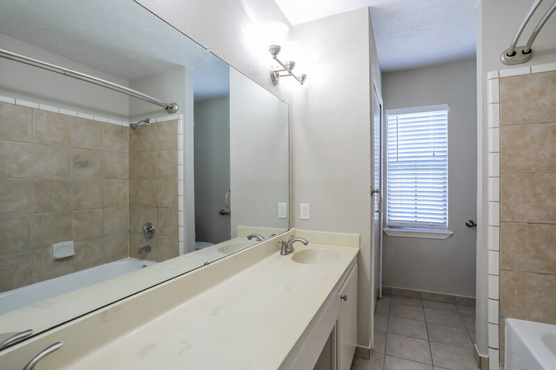 2,545/Mo, 2514 Edinburgh St Arlington, TX 76018 Bathroom View