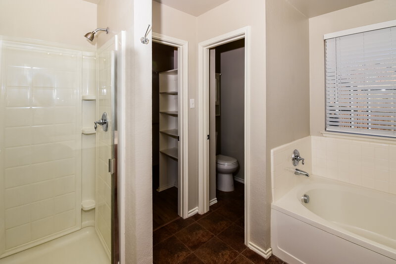 2,100/Mo, 527 Thunder Trl Forney, TX 75126 Main Bathroom View 2