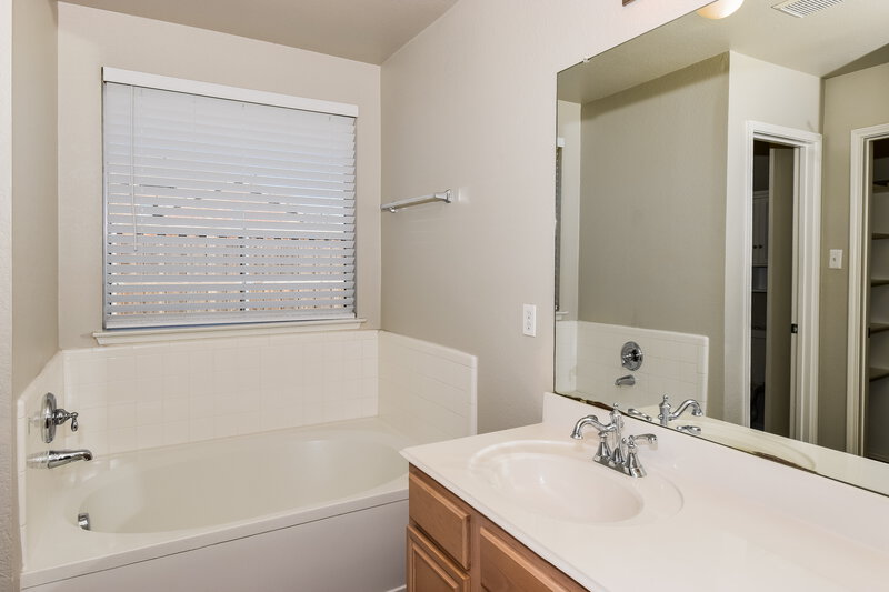 2,100/Mo, 527 Thunder Trl Forney, TX 75126 Bathroom View