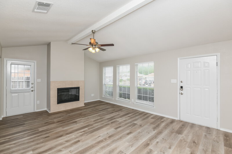 1,900/Mo, 10233 Westward Dr Fort Worth, TX 76108 Living Room View 3