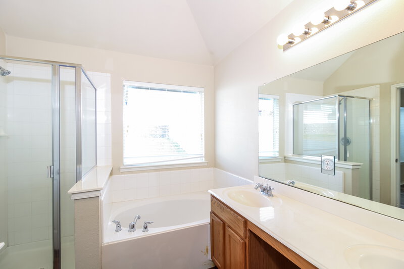 1,945/Mo, 109 Creekview Dr Anna, TX 75409 Main Bathroom View