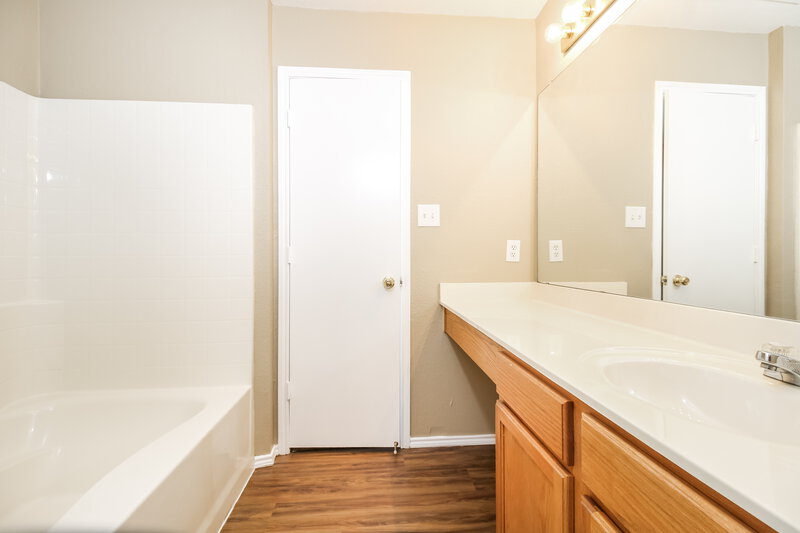 2,060/Mo, 3521 Silverado Trl Roanoke, TX 76262 Main Bathroom View