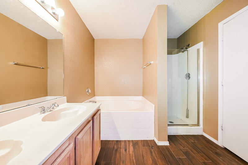 2,290/Mo, 1416 Gentle Rain Dr Lancaster, TX 75134 Main Bathroom View