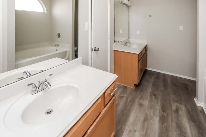 2,035/Mo, 6424 Bay Lake Dr Fort Worth, TX 76179 Main Bathroom View