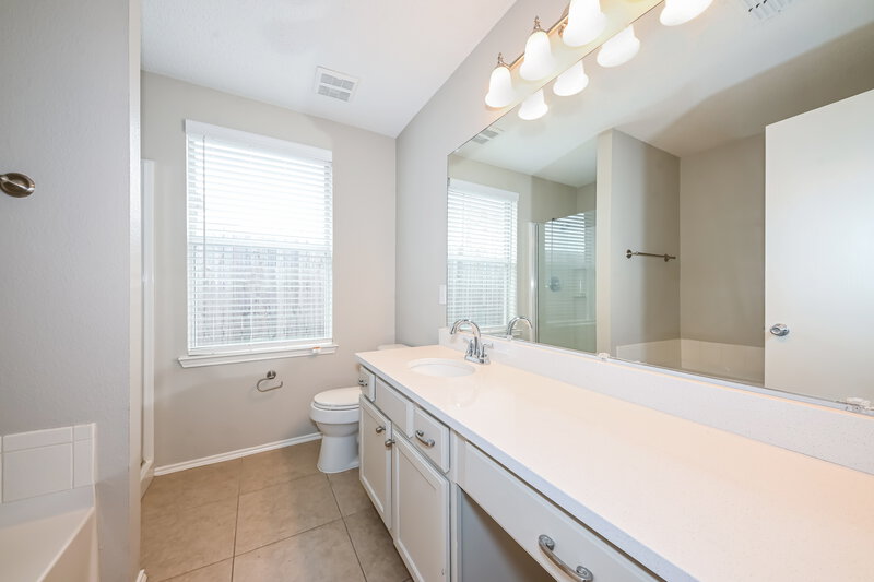 2,355/Mo, 502 Trailblazer Rd Forney, TX 75126 Main Bathroom View