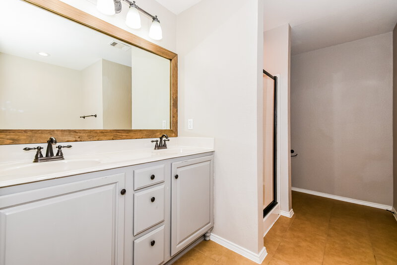 2,210/Mo, 908 Matthew Ln Royse City, TX 75189 Main Bathroom View