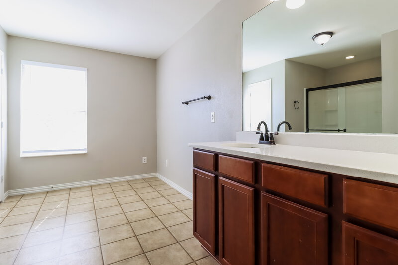 2,275/Mo, 401 Spurlock Dr Krum, TX 76249 Main Bathroom View