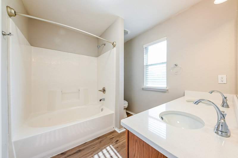 1,990/Mo, 226 Amherst Dr Forney, TX 75126 Main Bathroom View