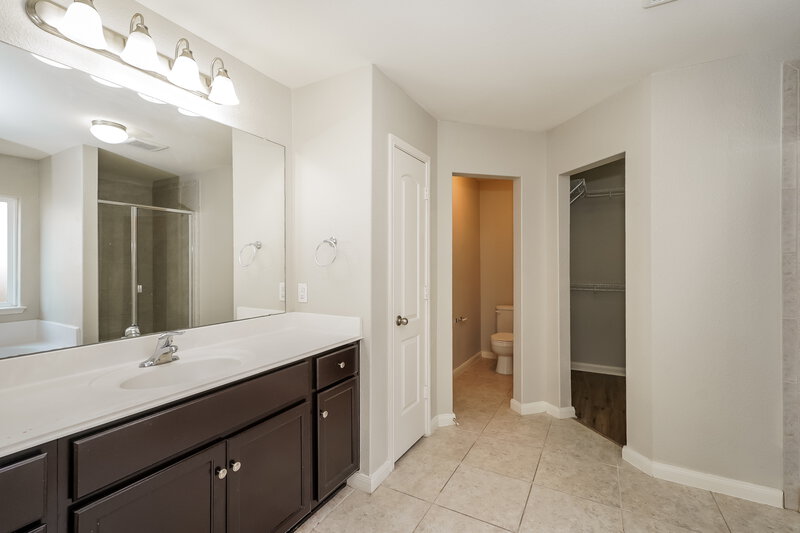 2,100/Mo, 4608 Conley Ln Denton, TX 76207 Main Bathroom View