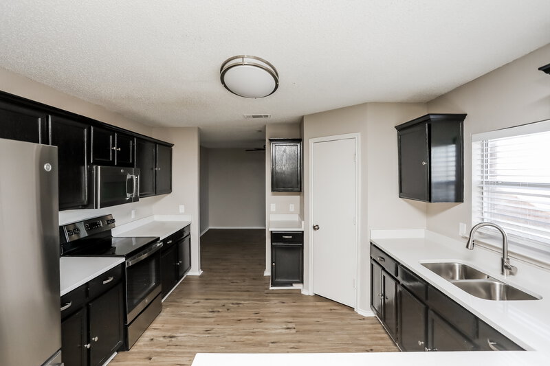 2,455/Mo, 411 Harvard Dr Glenn Heights, TX 75154 Kitchen View 2
