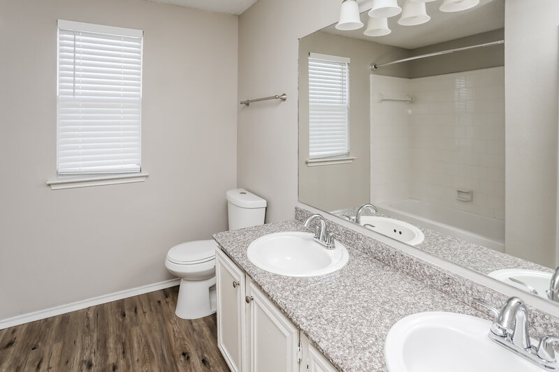 2,455/Mo, 411 Harvard Dr Glenn Heights, TX 75154 Bathroom View