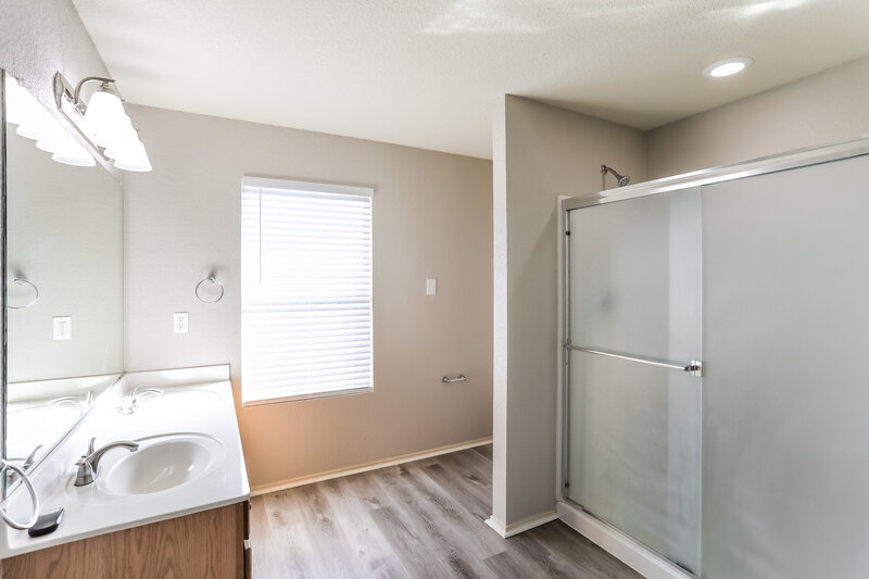 2,085/Mo, 549 Crystal Springs Dr Fort Worth, TX 76108 Main Bathroom View