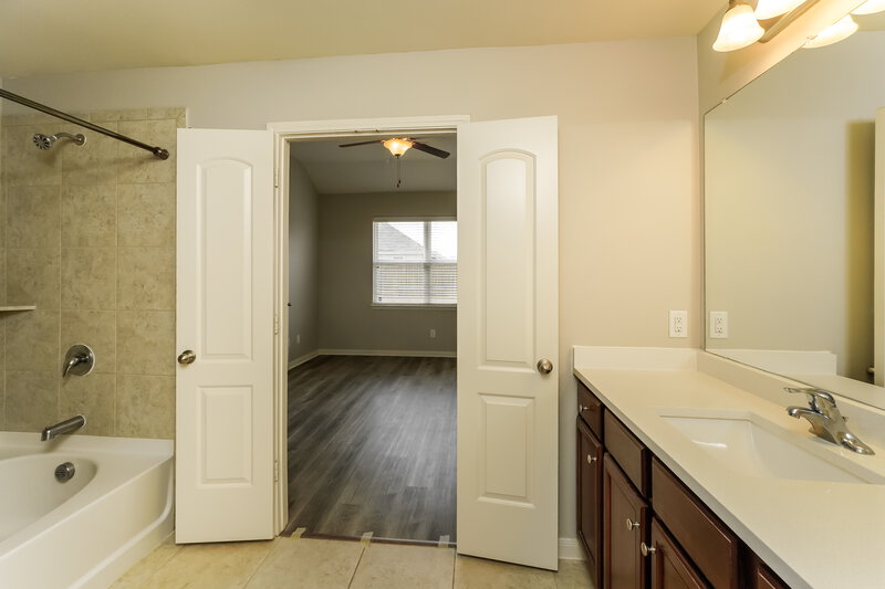 2,810/Mo, 13624 Founders Ln Crowley, TX 76036 Main Bathroom View