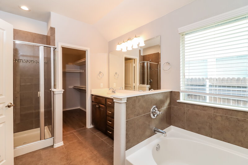 2,400/Mo, 2108 Leonard Ranch Rd Fort Worth, TX 76134 Main Bathroom View