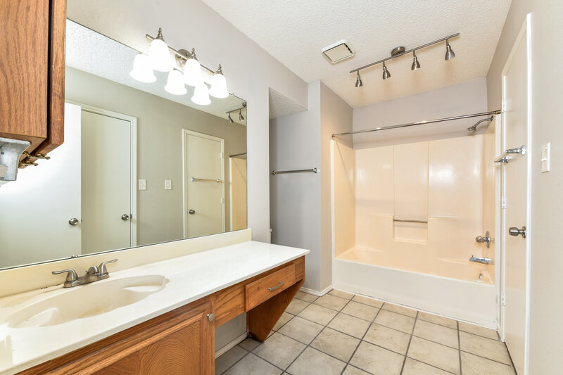 1,920/Mo, 1152 Highland Station Dr Saginaw, TX 76131 Main Bathroom View