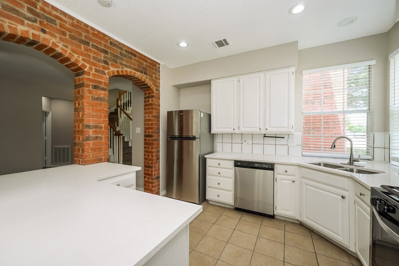2,960/Mo, 2200 Park Hurst Dr Arlington, TX 76001 Kitchen View 2