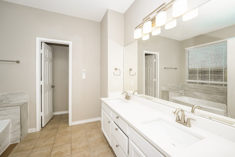 2,960/Mo, 2200 Park Hurst Dr Arlington, TX 76001 Main Bathroom View