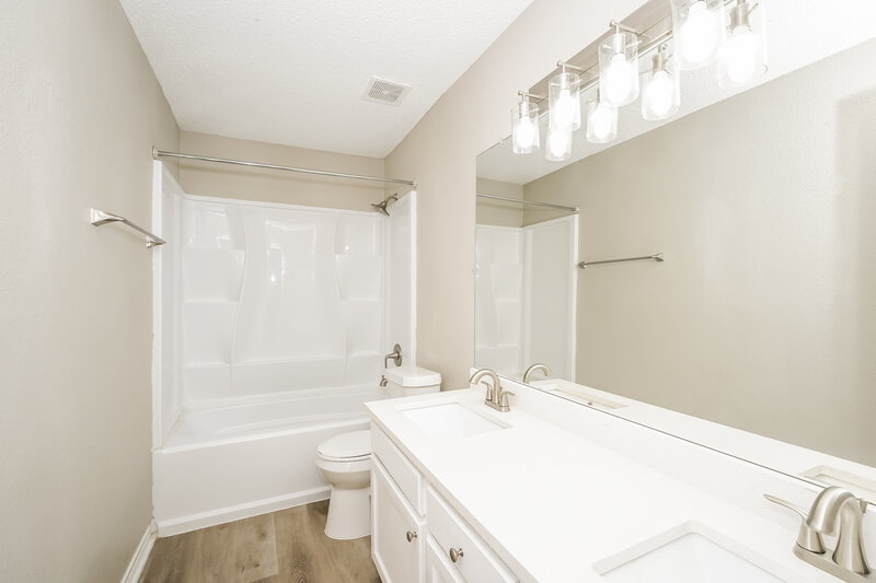2,960/Mo, 2200 Park Hurst Dr Arlington, TX 76001 Bathroom View
