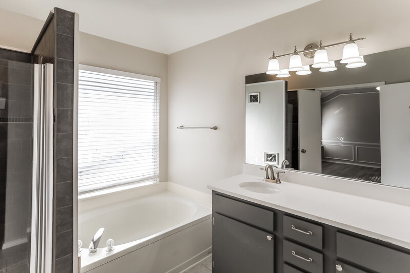 2,240/Mo, 748 Texas Oak Trl Lake Dallas, TX 75065 Main Bathroom View 2