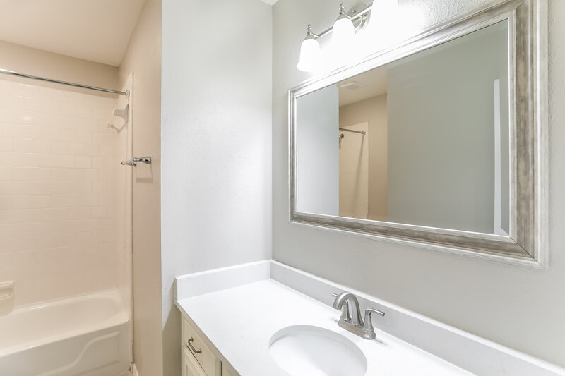 2,240/Mo, 748 Texas Oak Trl Lake Dallas, TX 75065 Bathroom View