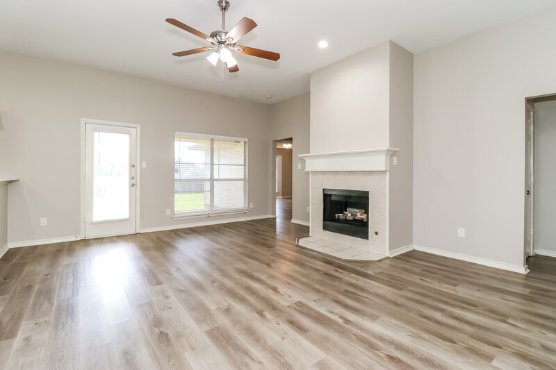2,615/Mo, 1040 The Meadows Pkwy Desoto, TX 75115 Family Room View 2