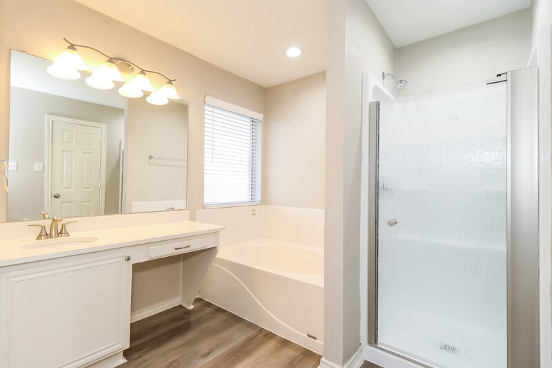 2,615/Mo, 1040 The Meadows Pkwy Desoto, TX 75115 Main Bathroom View