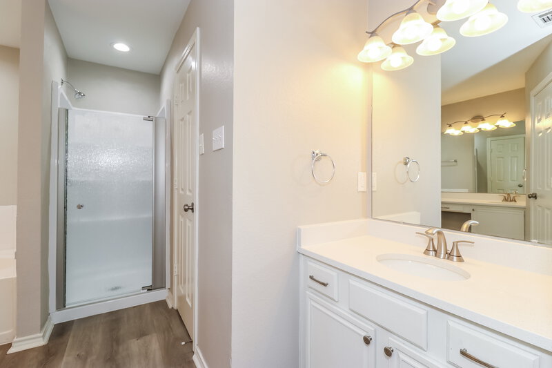 2,615/Mo, 1040 The Meadows Pkwy Desoto, TX 75115 Main Bathroom View 2