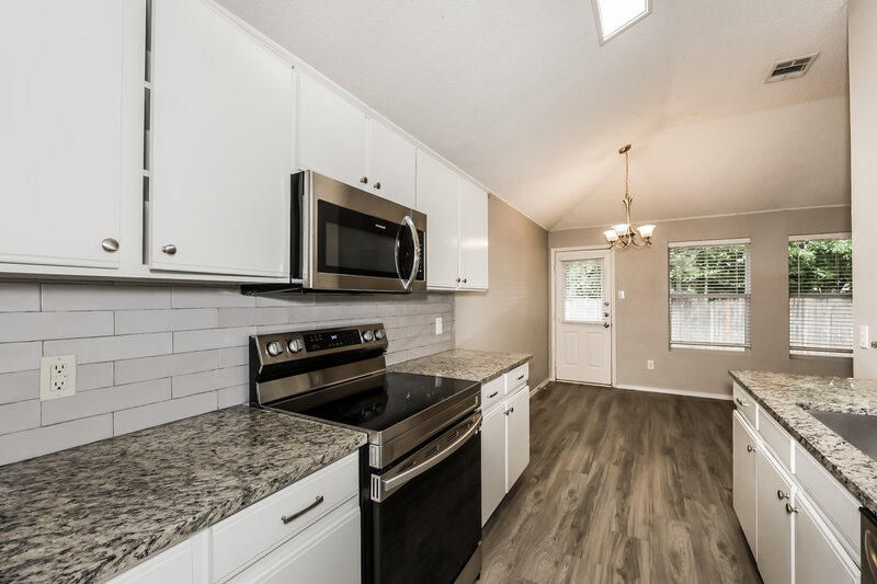2,285/Mo, 706 Langford Dr Arlington, TX 76018 Kitchen View 2