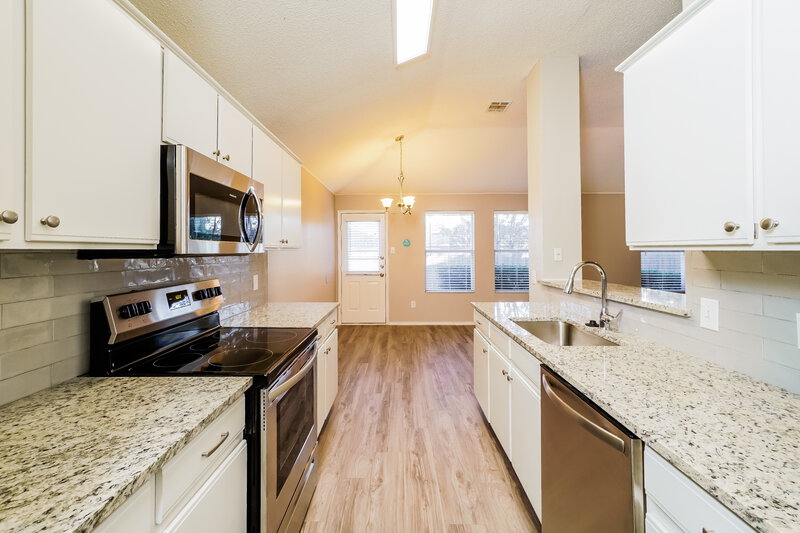 3,200/Mo, 706 Langford Dr Arlington, TX 76018 Kitchen View 2