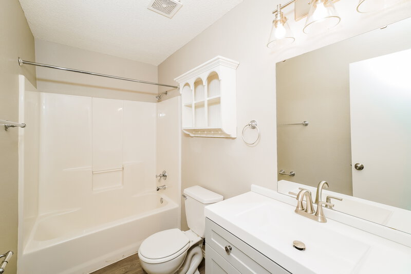 3,200/Mo, 706 Langford Dr Arlington, TX 76018 Main Bathroom View