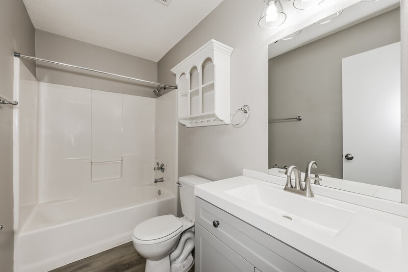 2,285/Mo, 706 Langford Dr Arlington, TX 76018 Main Bathroom View