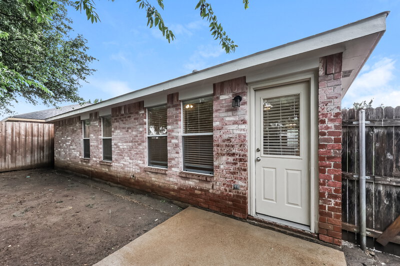 2,285/Mo, 706 Langford Dr Arlington, TX 76018 Rear View 2