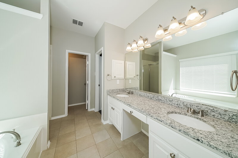 3,270/Mo, 4525 Shady Hollow Dr Fort Worth, TX 76123 Main Bathroom View 2