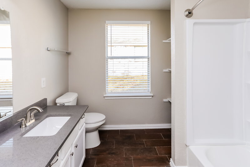 1,870/Mo, 312 Singleton Dr Royse City, TX 75189 Main Bathroom View
